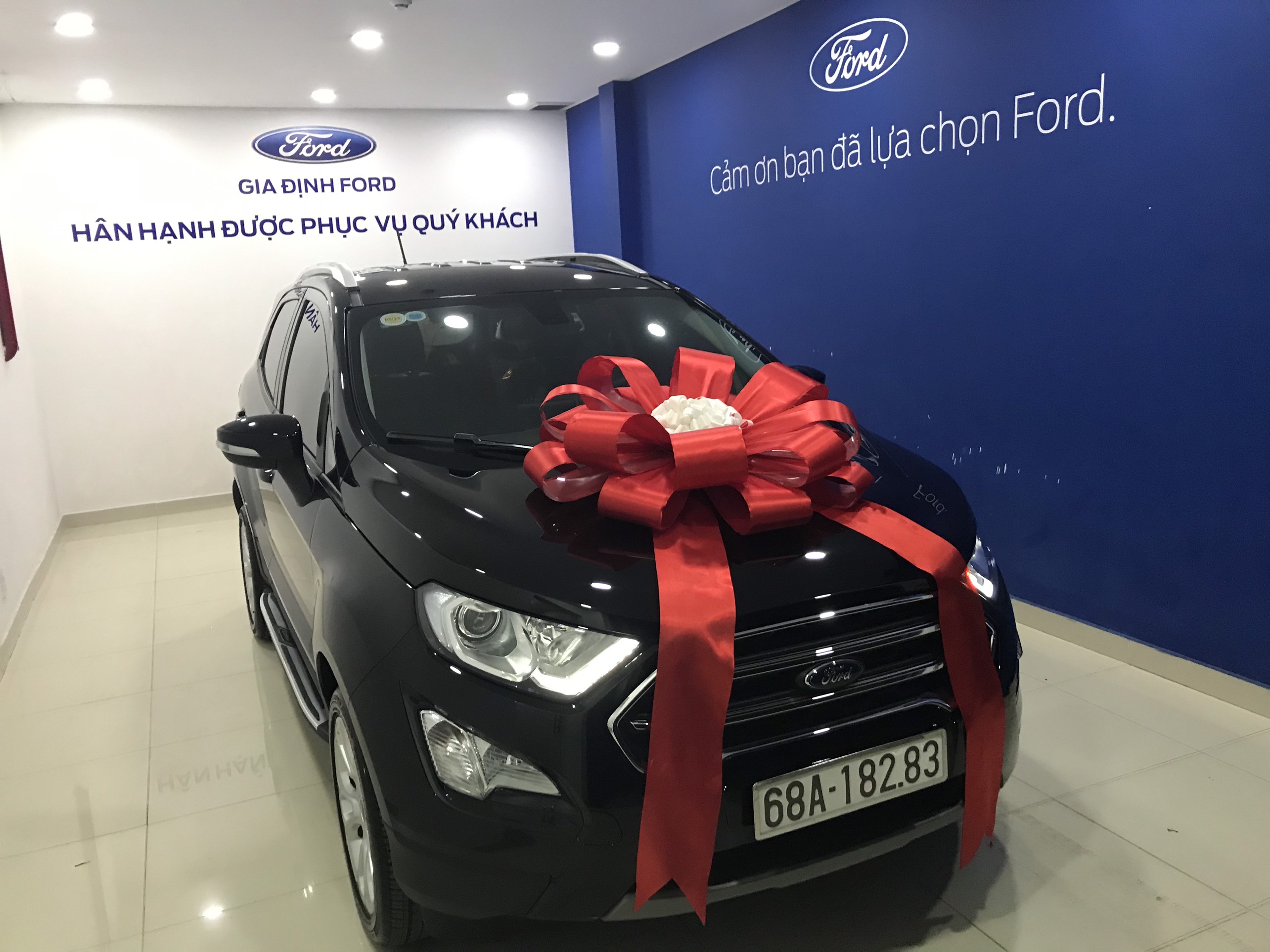 giao xe ford ecosport titanium 1.5 mẫu mới màu đen tại Gia Định Ford