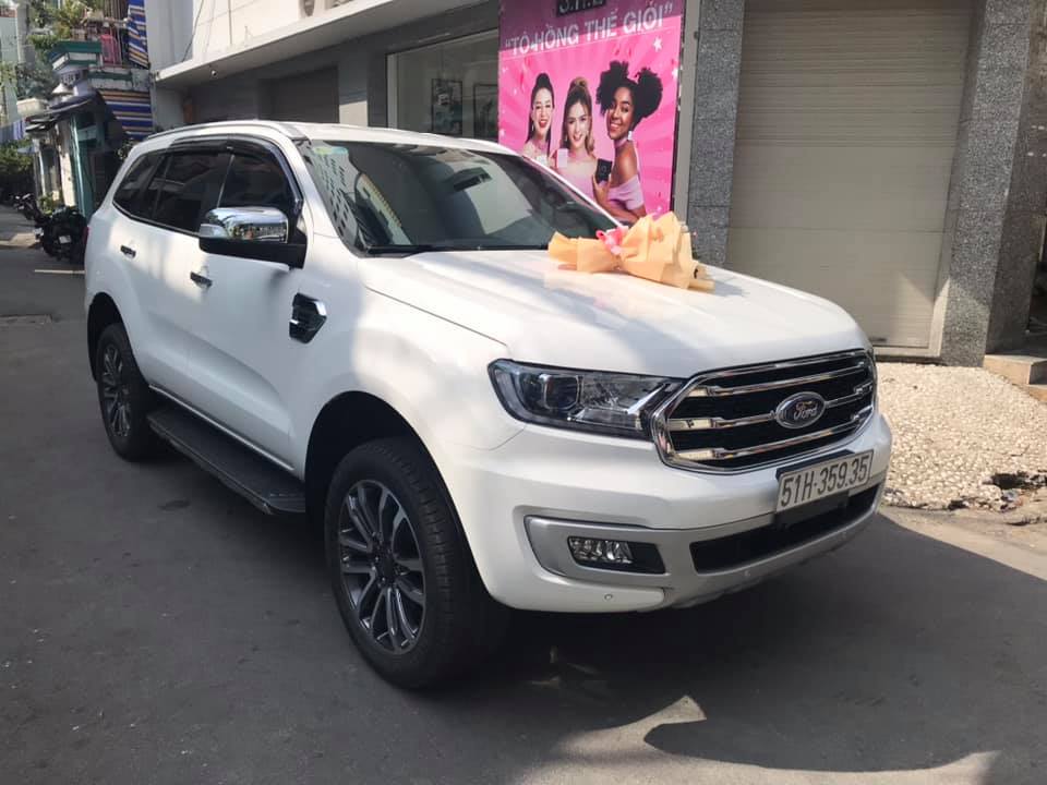 giao xe ford everest titanium 4x2 màu trắng