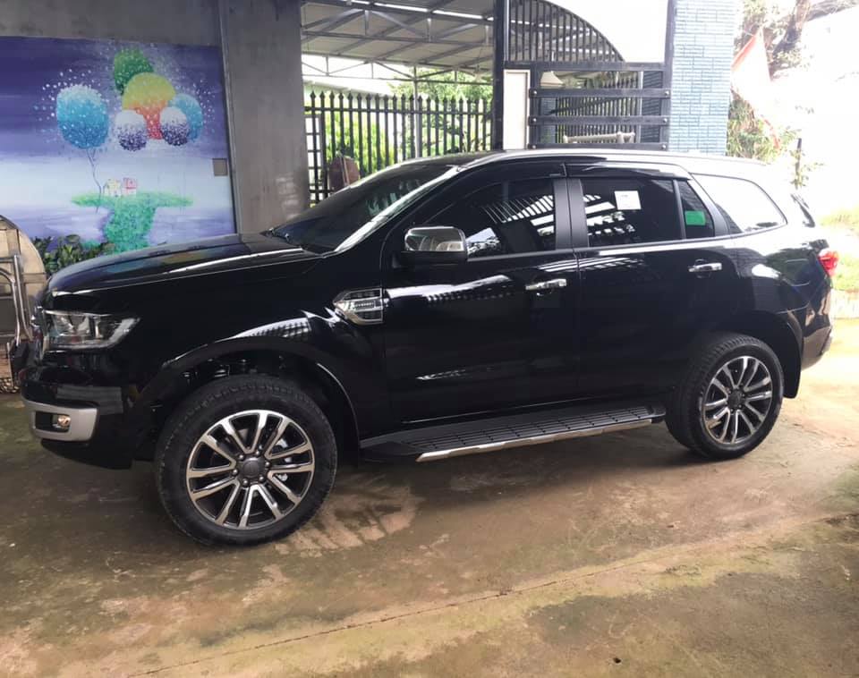 giao xe ford everest titanium 4x2 màu Đen