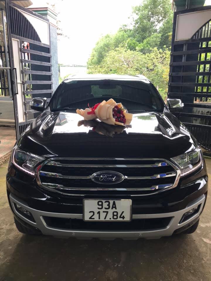 giao xe ford everest titanium 4x2 màu Đen