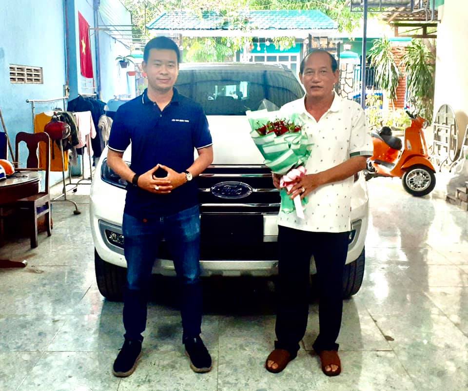 giao xe ford everest titanium 4x2