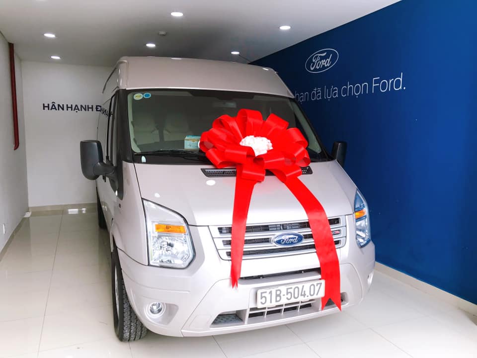 Giao xe Ford Transit SVP 2020 Màu Bạc Ánh Hồng