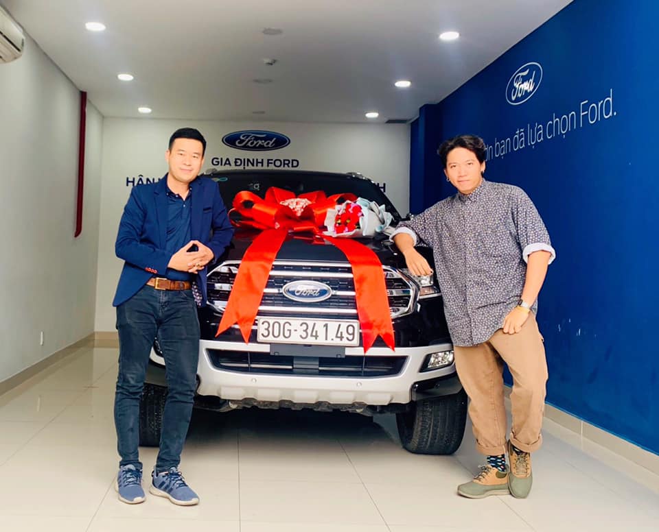 giao xe ford everest titanium 4wd màu đen