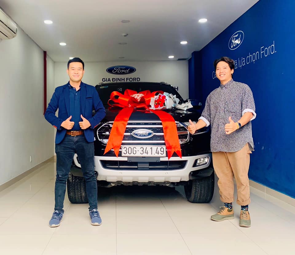 giao xe ford everest titanium 4wd màu đen