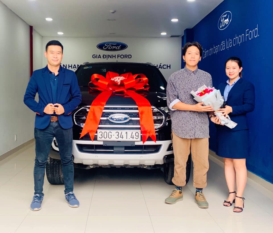 giao xe ford everest titanium 4wd màu đen