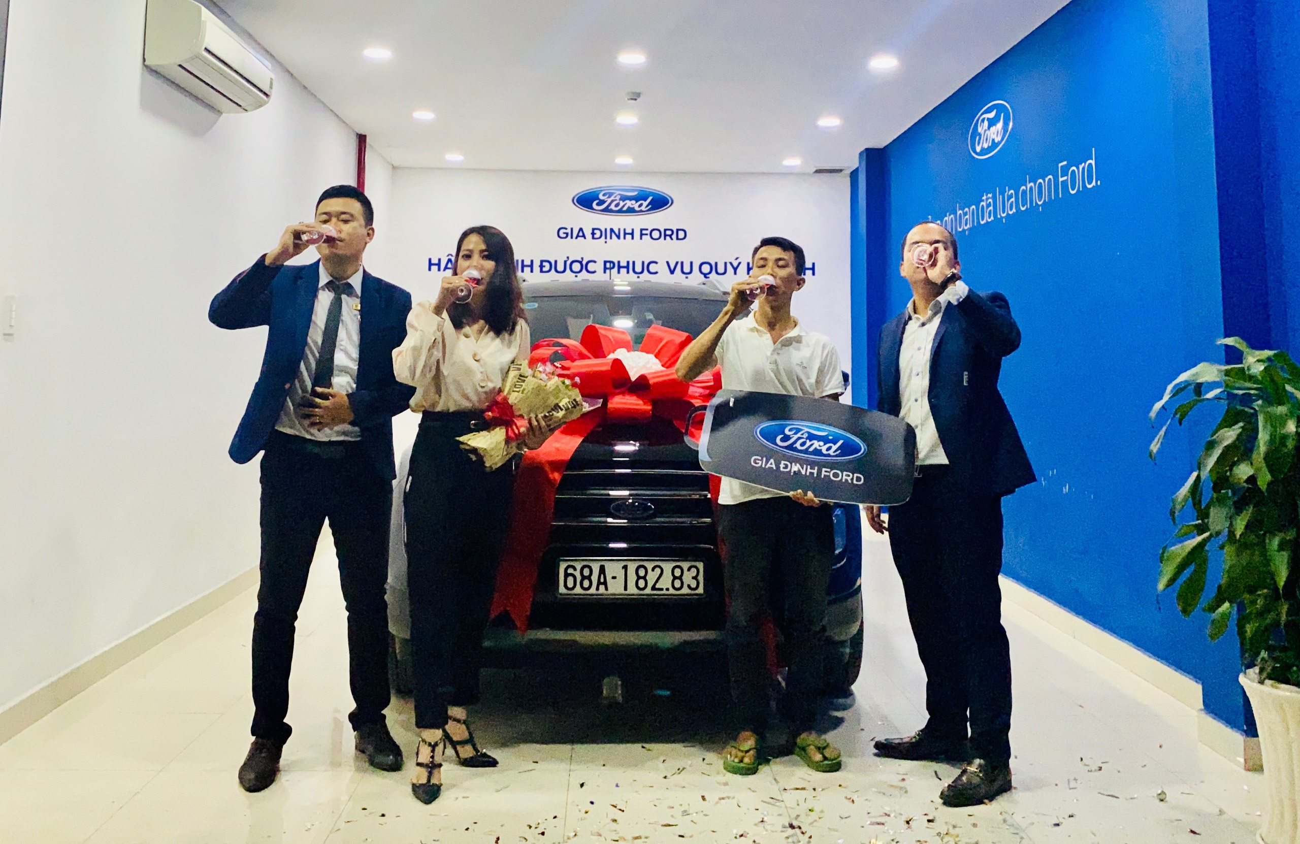 giao xe ford ecosport titanium 1.5 mẫu mới màu đen tại Gia Định Ford