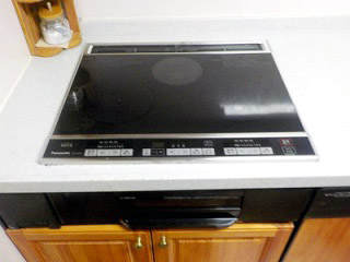 Bếp từ Panasonic KZ-F32AK được phủ đen toàn bộ bề mặt