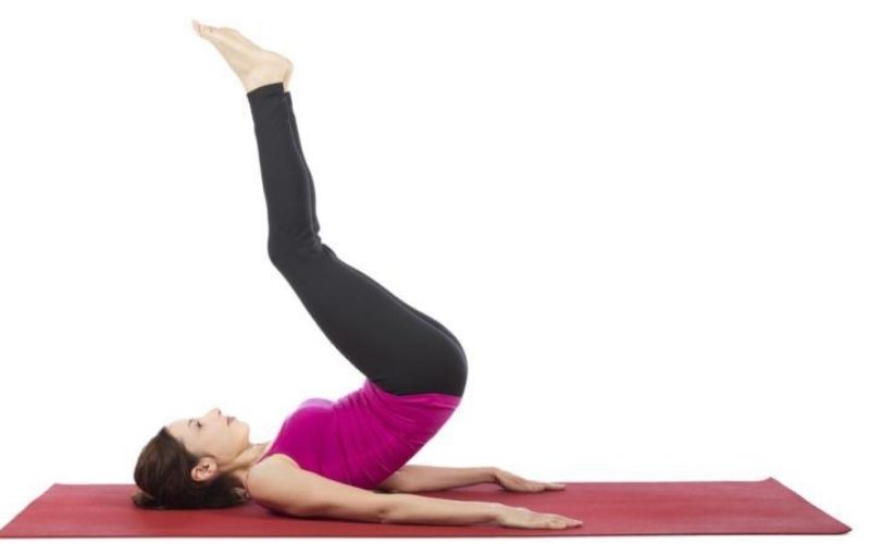 Gập bụng ngược - bài tập giảm mỡ bụng ngay trên giường