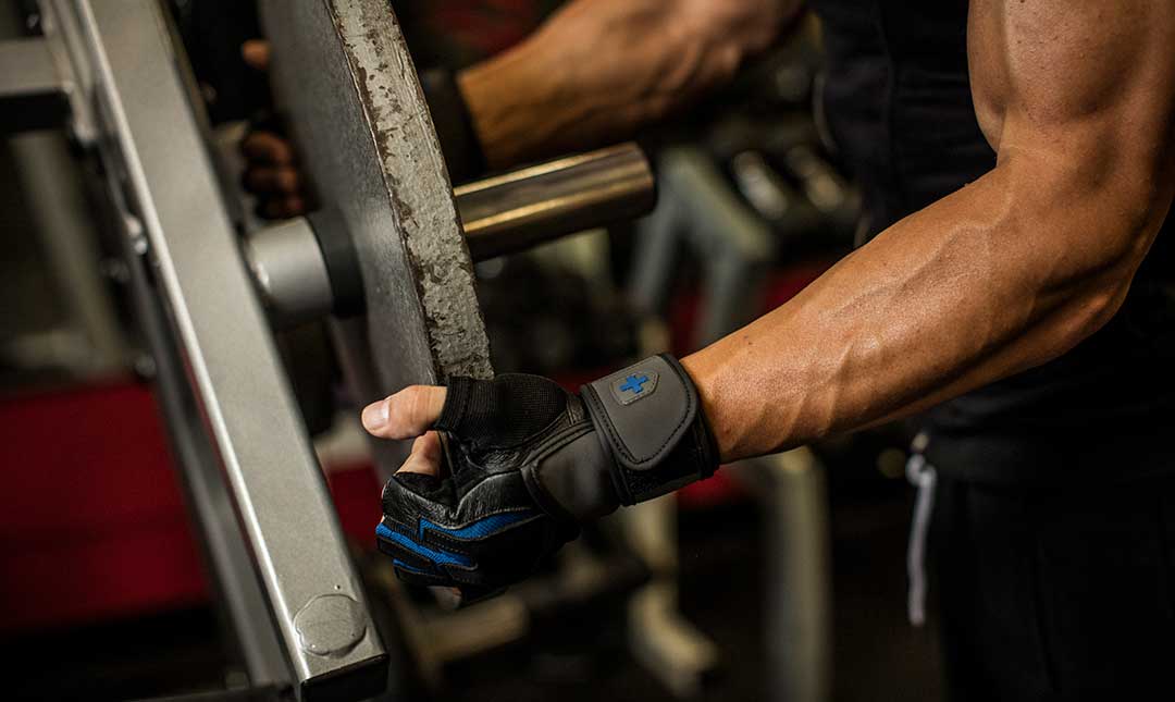 harbinger-men-training-grip-wristwrap-weightlifting-gloves-gymstore-1