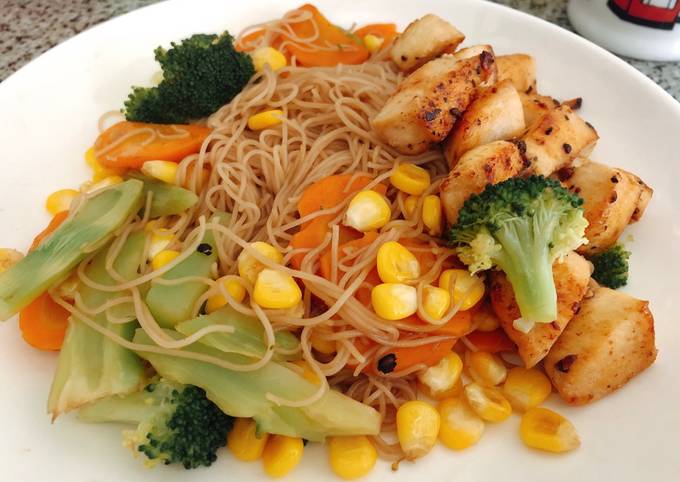 Thực đơn giảm cân cho nam - Bún gạo lứt trộn ức gà