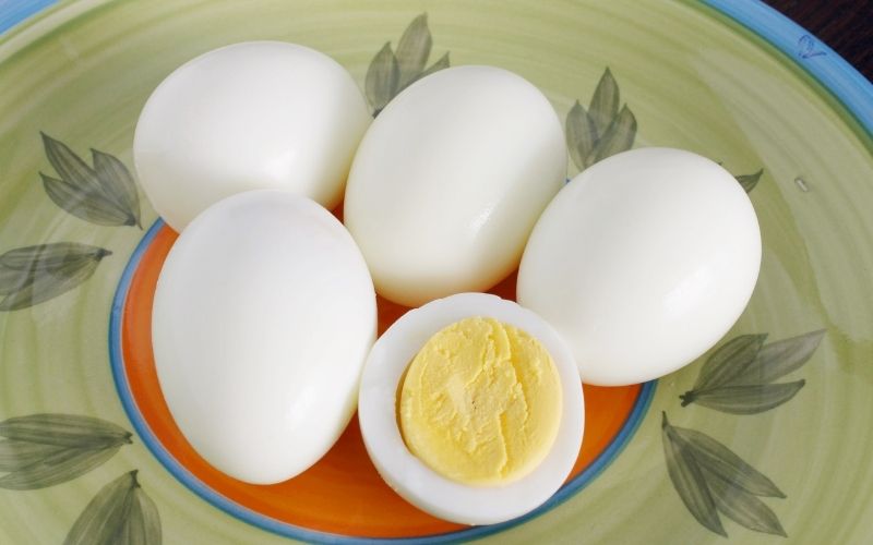1 quả trứng gà luộc bao nhiêu calo trong đó? Ăn trứng gà bao nhiêu là đủ?