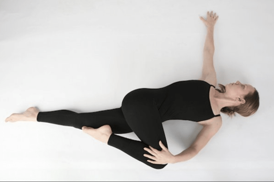 Bài tập Yoga tư thế nằm xoay cột sống