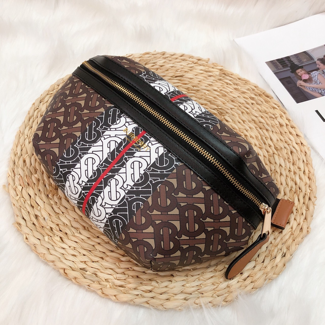 Túi Burberry đeo hông vân B - XK792