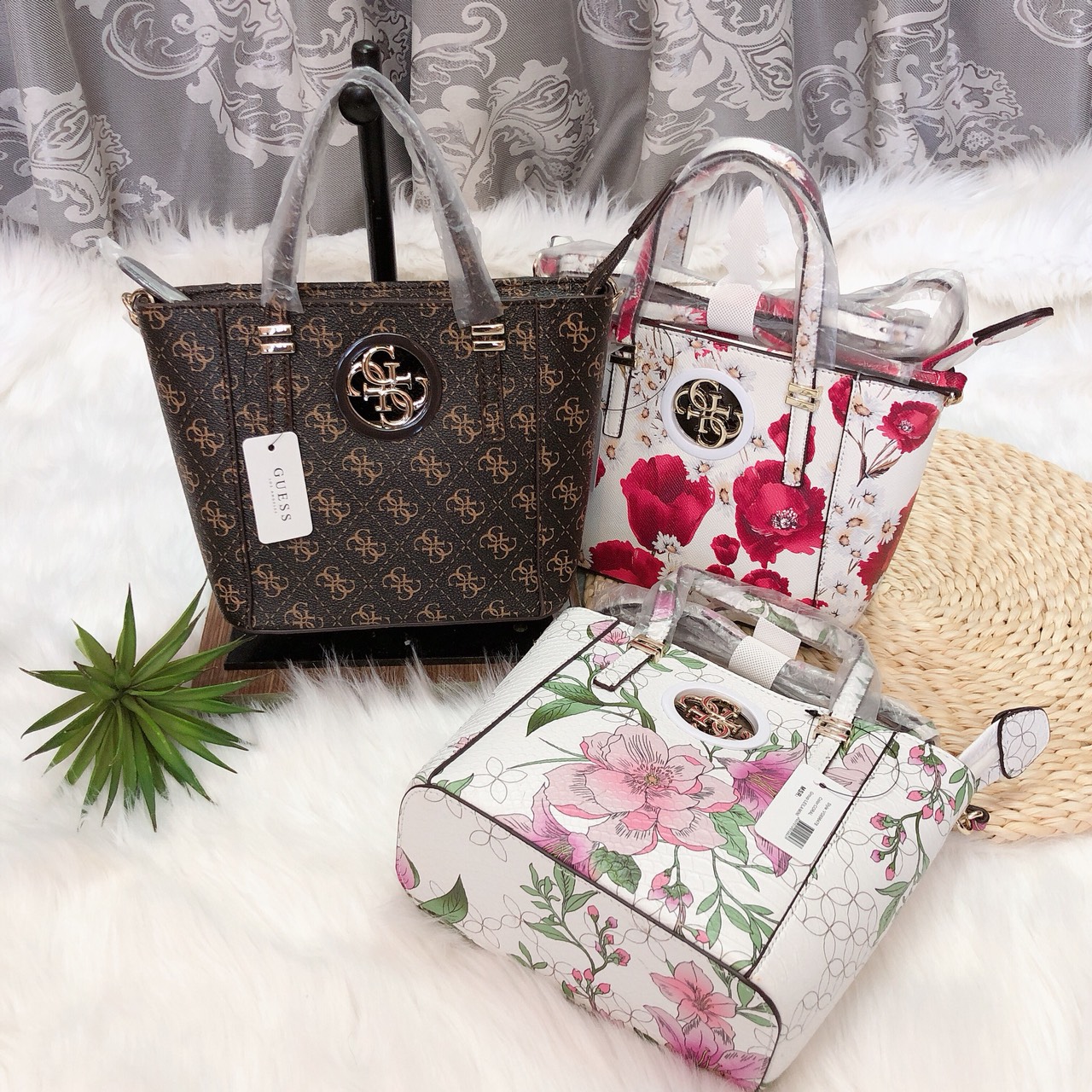 Túi Guess dơi logo tròn giữa - XK746