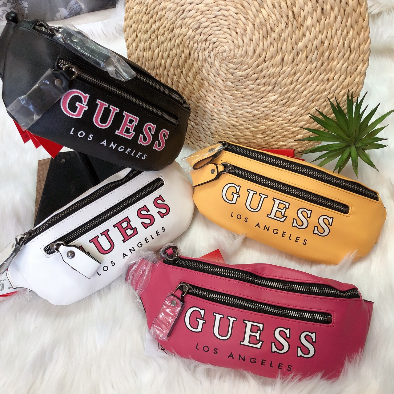 Túi Guess đeo hông chữ to - G008