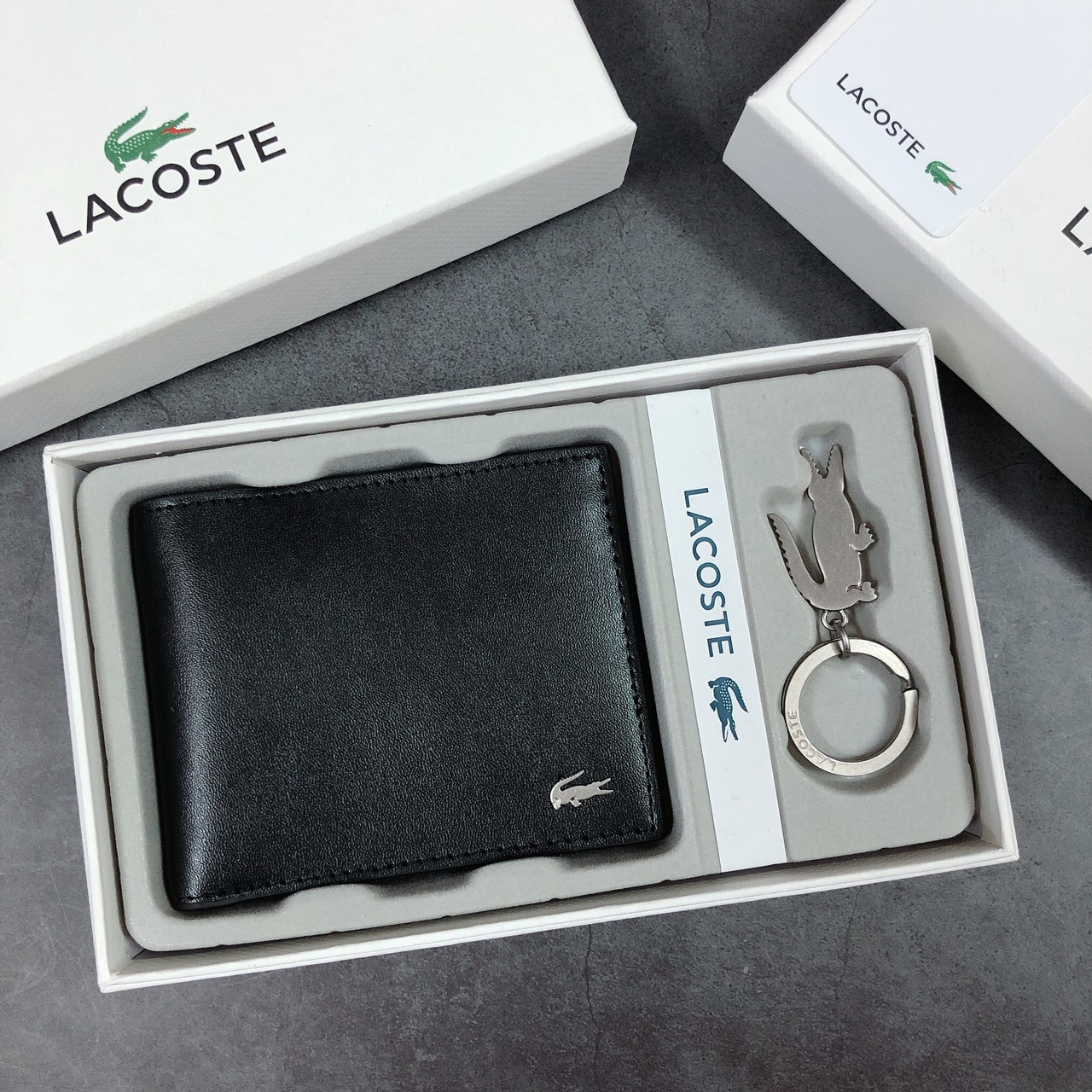 Ví ngắn Lacoste kèm móc khóa cá sấu - V268