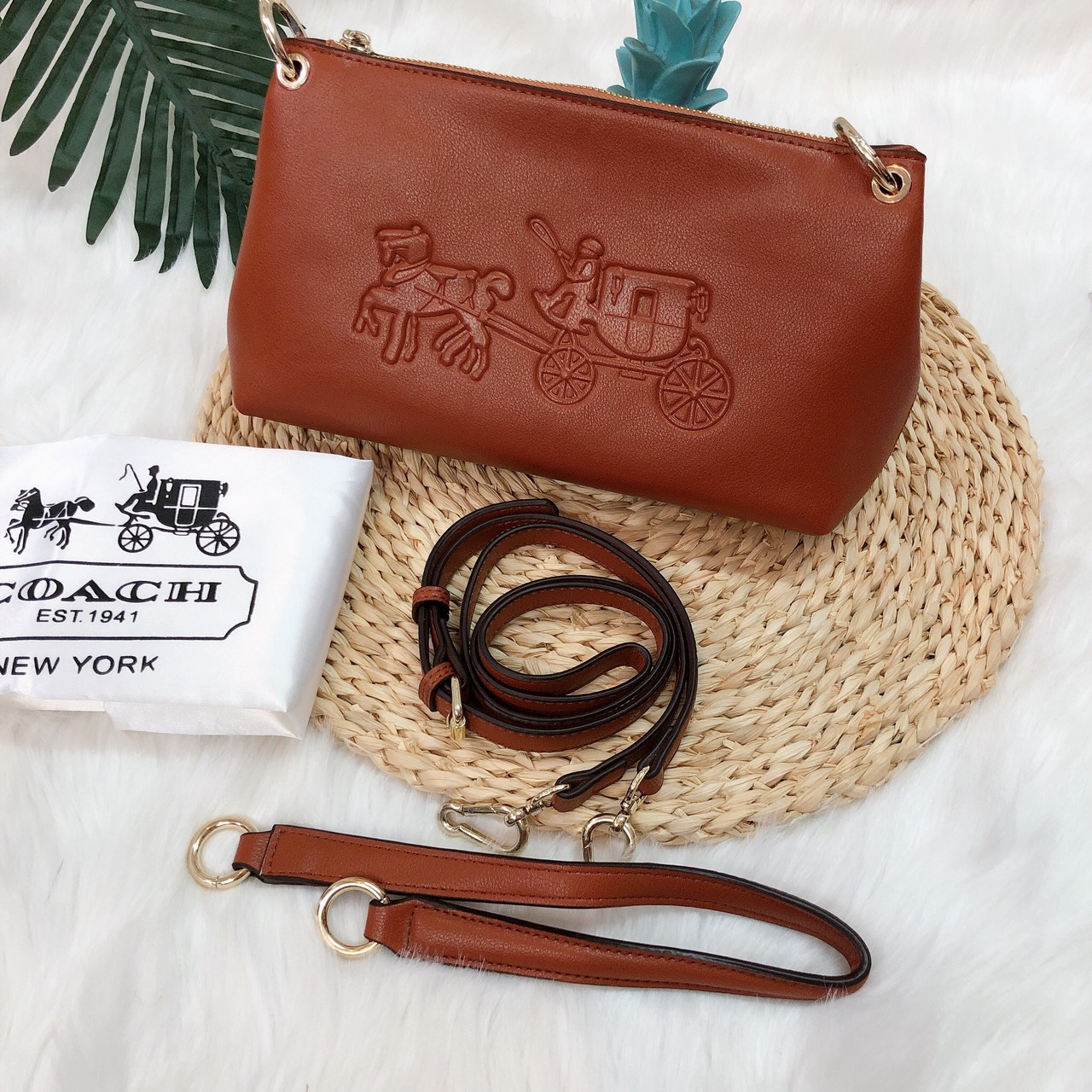 Túi Coach bầu logo xe ngựa to - XK802
