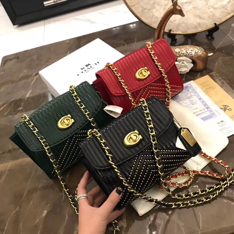 Túi Coach đinh V khóa chữ C - C028