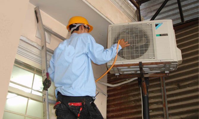 Vệ sinh giàn nóng điều hòa tủ đứng Daikin