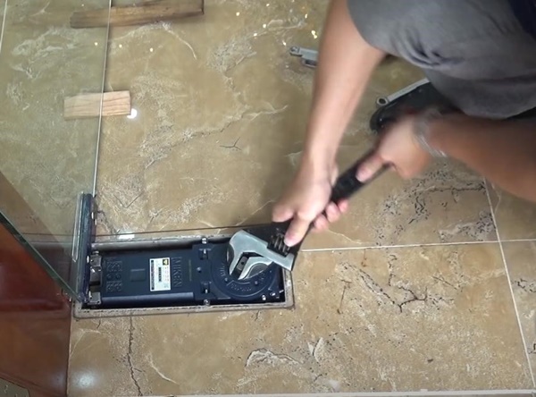 Lắp đặt không đúng kỹ thuật khiến cửa có thể bị kẹt.