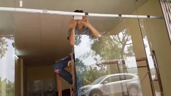 Bão dưỡng cửa kính cường lực thường xuyên để cửa luôn được hoạt động trong trạng thái tốt nhất.