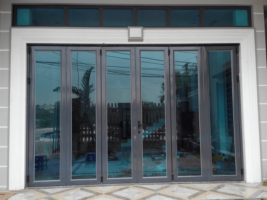 Một mẫu cửa nhôm Xingfa được lựa chọn làm cửa chính.