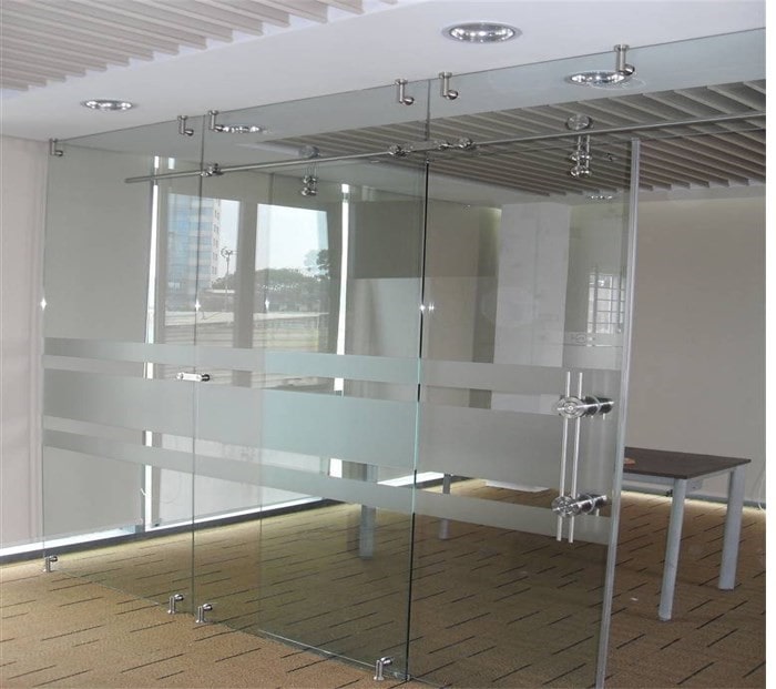 Cửa kính cường lực được ứng dung nhiều trong các công trình xây dựng.