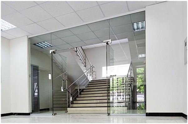 Cửa kính cường lực có thể gặp sự cố hỏng hóc trong quá trình sử dụng.