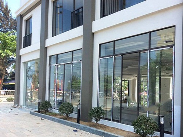 Cửa nhôm Việt Pháp được ưa chuộng nhiều trong các công trình xây dựng vì giá rẻ và có tính thẩm mỹ cao.