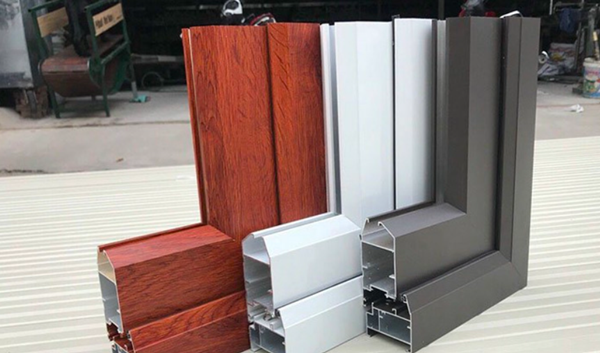 Cửa có đa dạng màu sắc cho khách hàng lựa chọn.