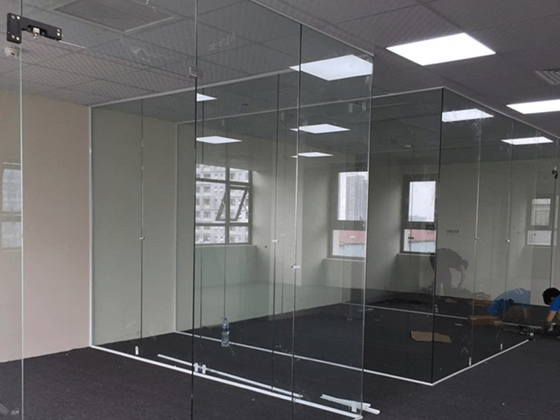 Vách kính cường lực được sử dụng cho không gian văn phòng thêm hiện đại, sang trọng.