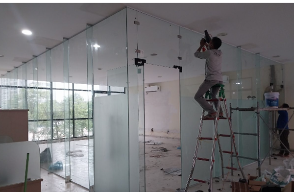 Việt Phong thi công vách kính cường lực cho khách hàng.