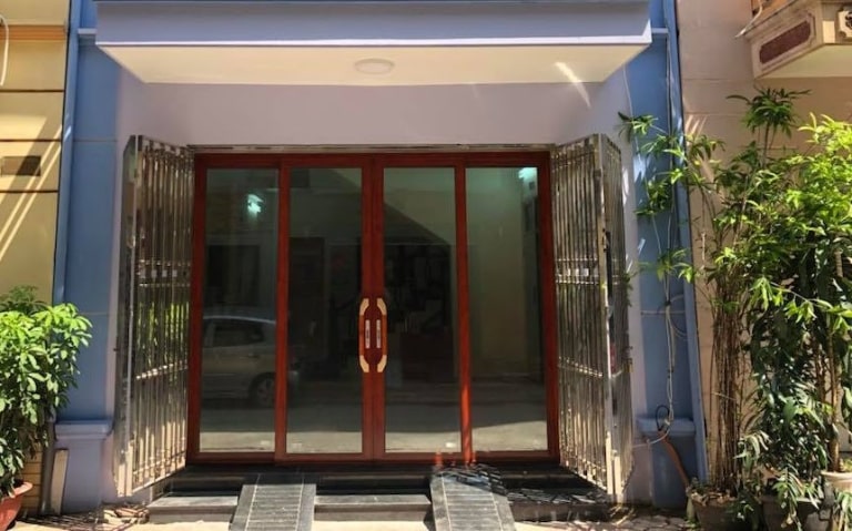 Cửa nhôm Xingfa giả gỗ được làm cửa chính.