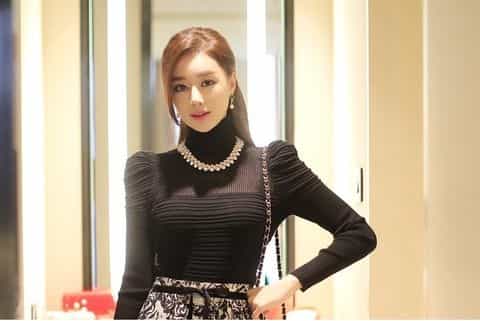 Vòng cổ diện với áo cổ lọ len