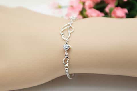 Lắc tay cho đôi bàn tay nổi bật