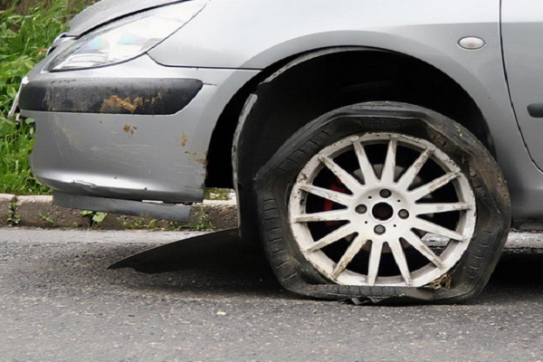 Những kinh nghiệm xử lý cần biết khi bị nổ lốp xe trên đường cao tốc