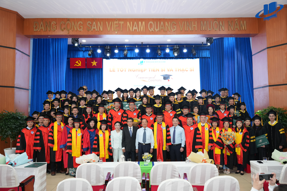 Trường Đại học Mở TP.HCM trao bằng tốt nghiệp cho 09 Tân Tiến sĩ và 162 Tân Thạc sĩ
