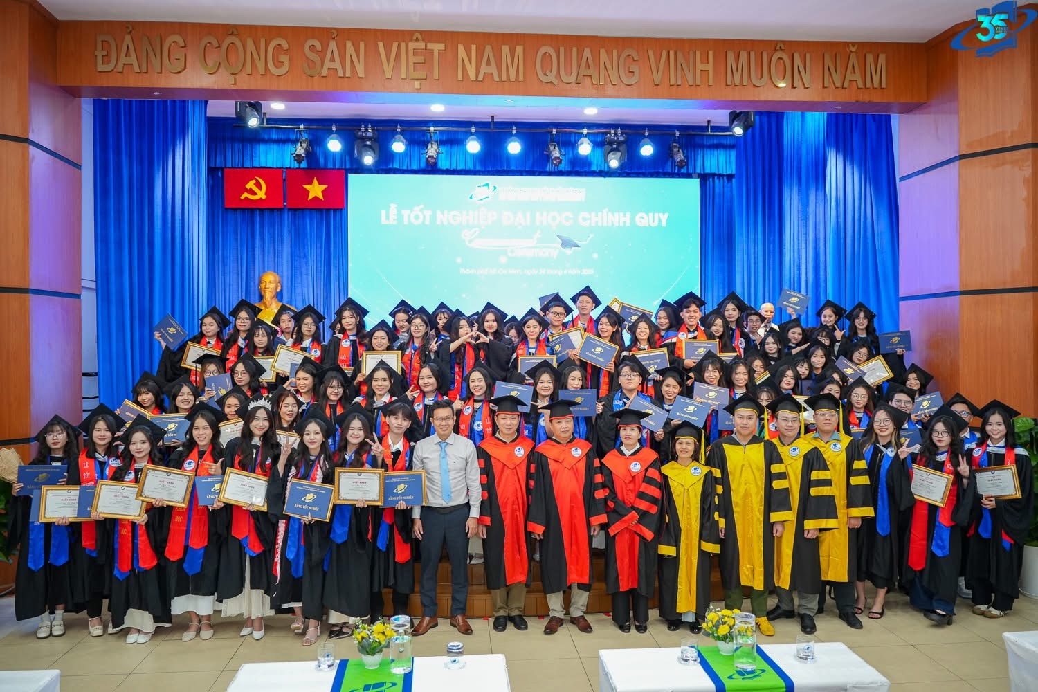 Trường Đại học Mở Thành phố Hồ Chí Minh tổ chức Lễ trao bằng tốt nghiệp hệ đại học chính quy đợt 1 năm 2025