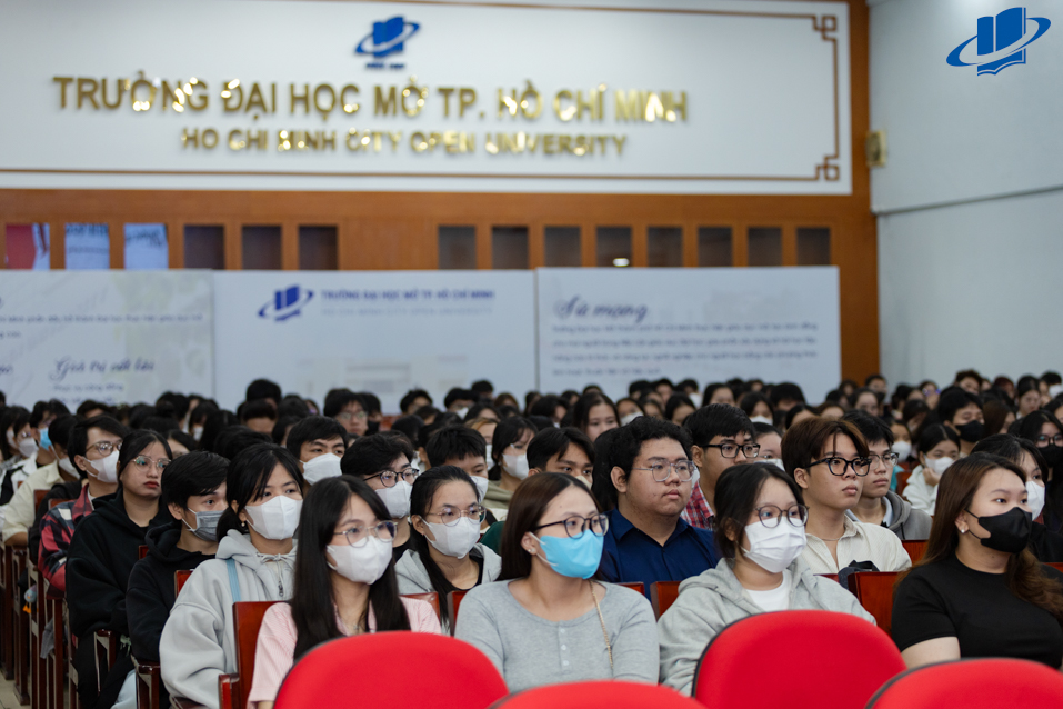 Tân sinh viên khóa 2024 khởi đầu năm học mới với Tuần sinh hoạt công dân đầu khóa