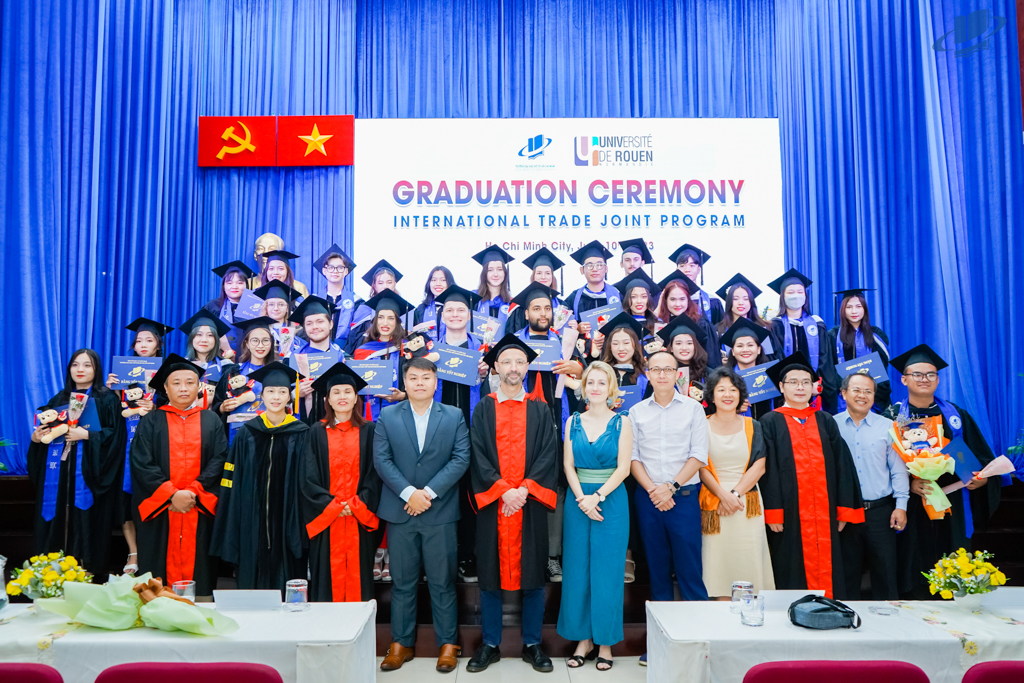 Lễ trao bằng tốt nghiệp và trao hợp đồng ký kết đào tạo chương trình cử nhân thương mại quốc tế với Trường Đại học Rouen Normandie (Pháp)