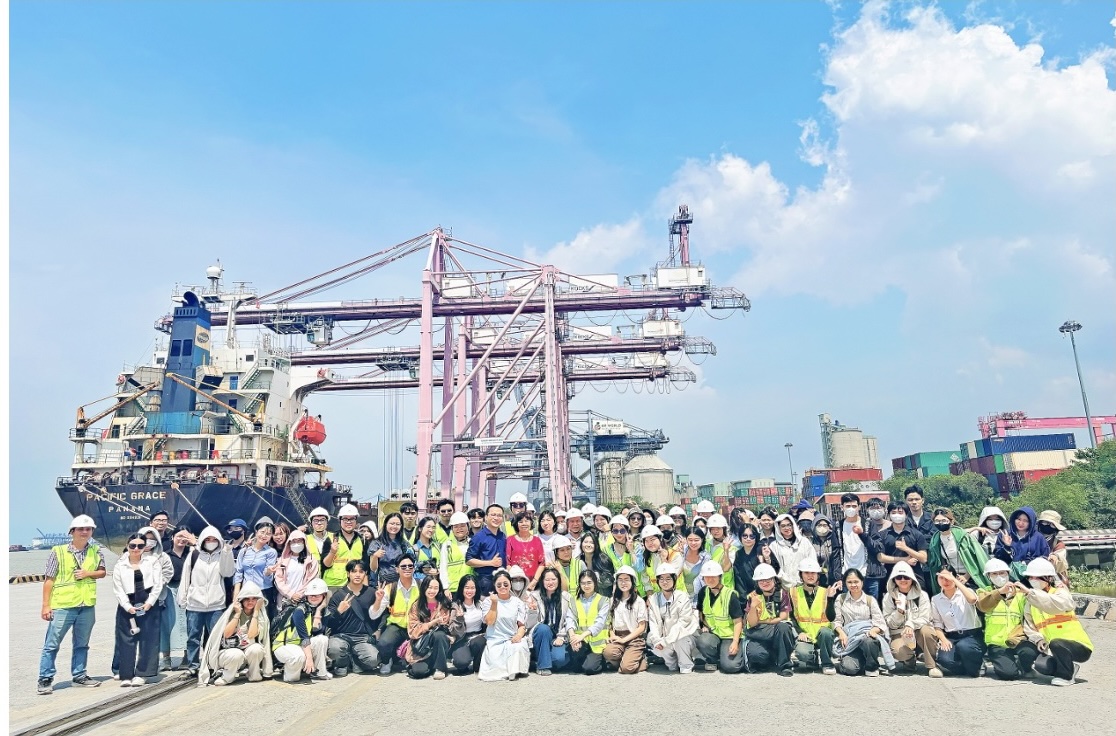 Sinh viên Khoa Quản trị kinh doanh học tập thực tế tại Cảng SP-ITC và Depot Hưng Thịnh