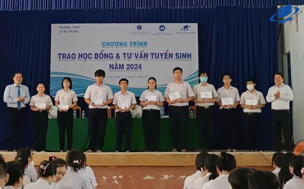 Trường Đại học Mở TP. Hồ Chí Minh trao tặng học bổng cho học sinh tại tỉnh Khánh Hòa