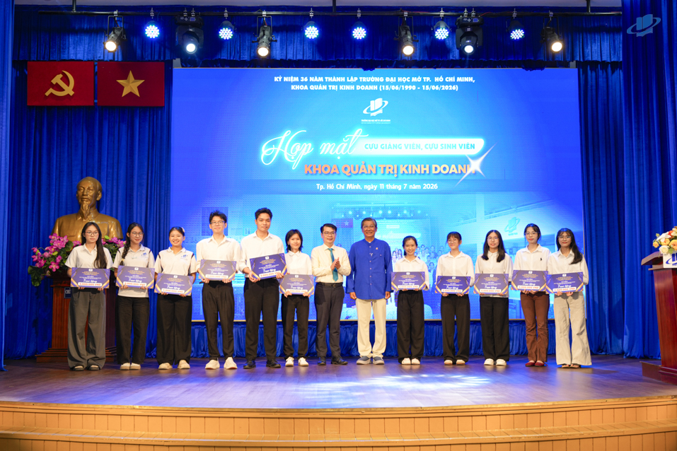 Họp mặt cựu giảng viên, cựu sinh viên Khoa Quản trị kinh doanh: Kết nối truyền thống – Đồng hành phát triển