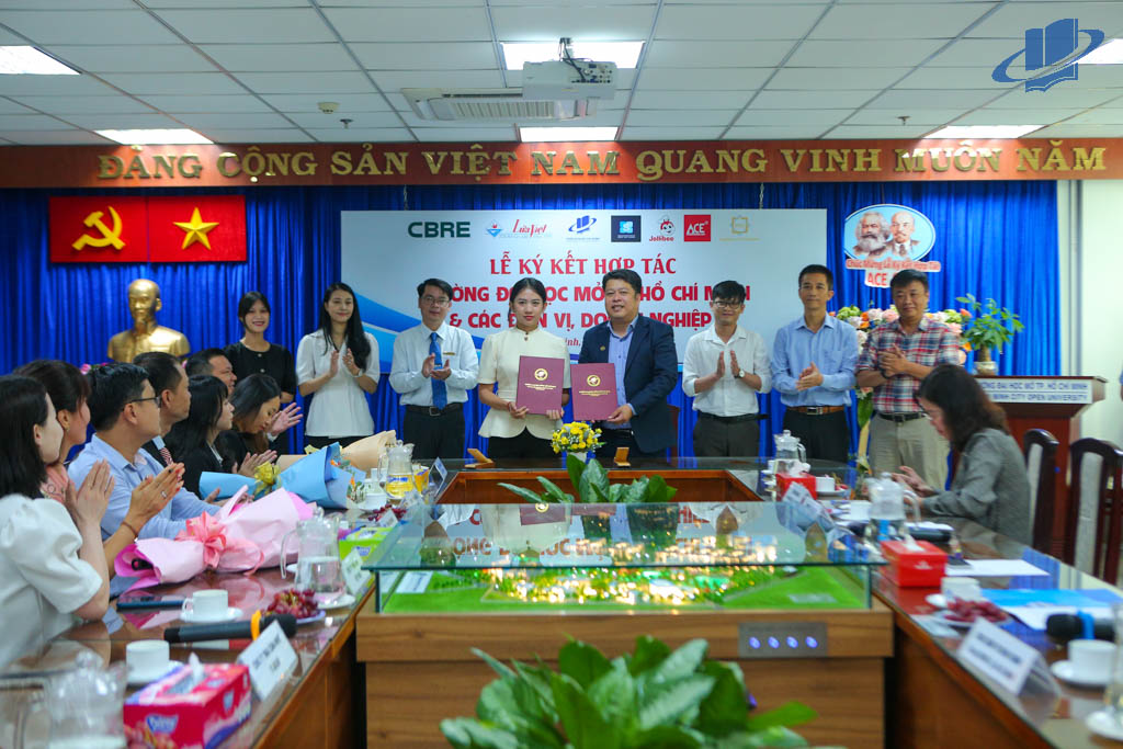 Trường Đại học Mở Thành phố Hồ Chí Minh và các Doanh nghiệp ký kết hợp tác hỗ trợ sinh viên