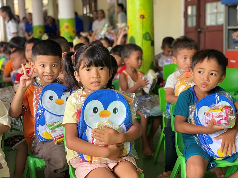 Khoa Quản trị kinh doanh, Trường Đại học Mở TP Hồ Chí Minh trao quà cho học sinh tại Quảng trị