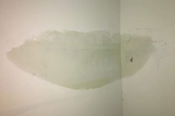 Tường nhà bị ngấm nước 