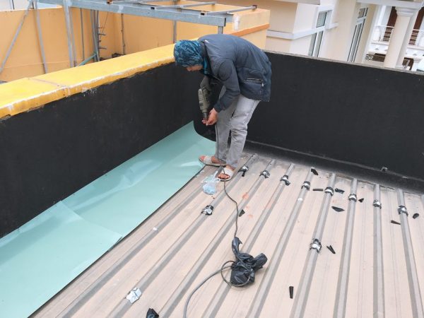 Các phương pháp thi công chống thấm mái tôn hiệu quả