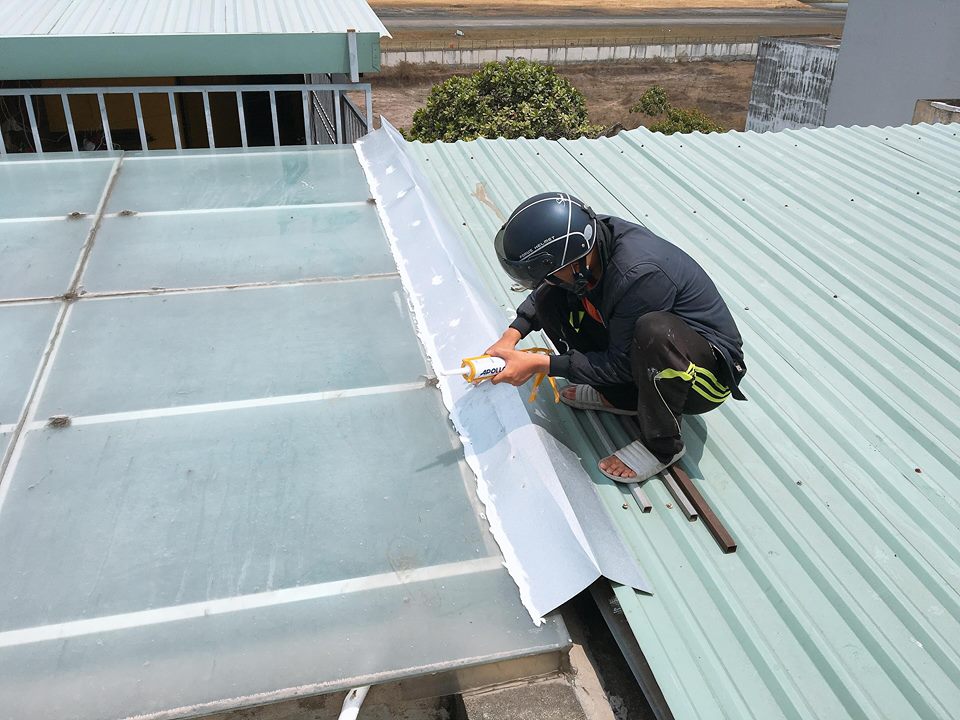 Các phương pháp thi công chống thấm mái tôn hiệu quả