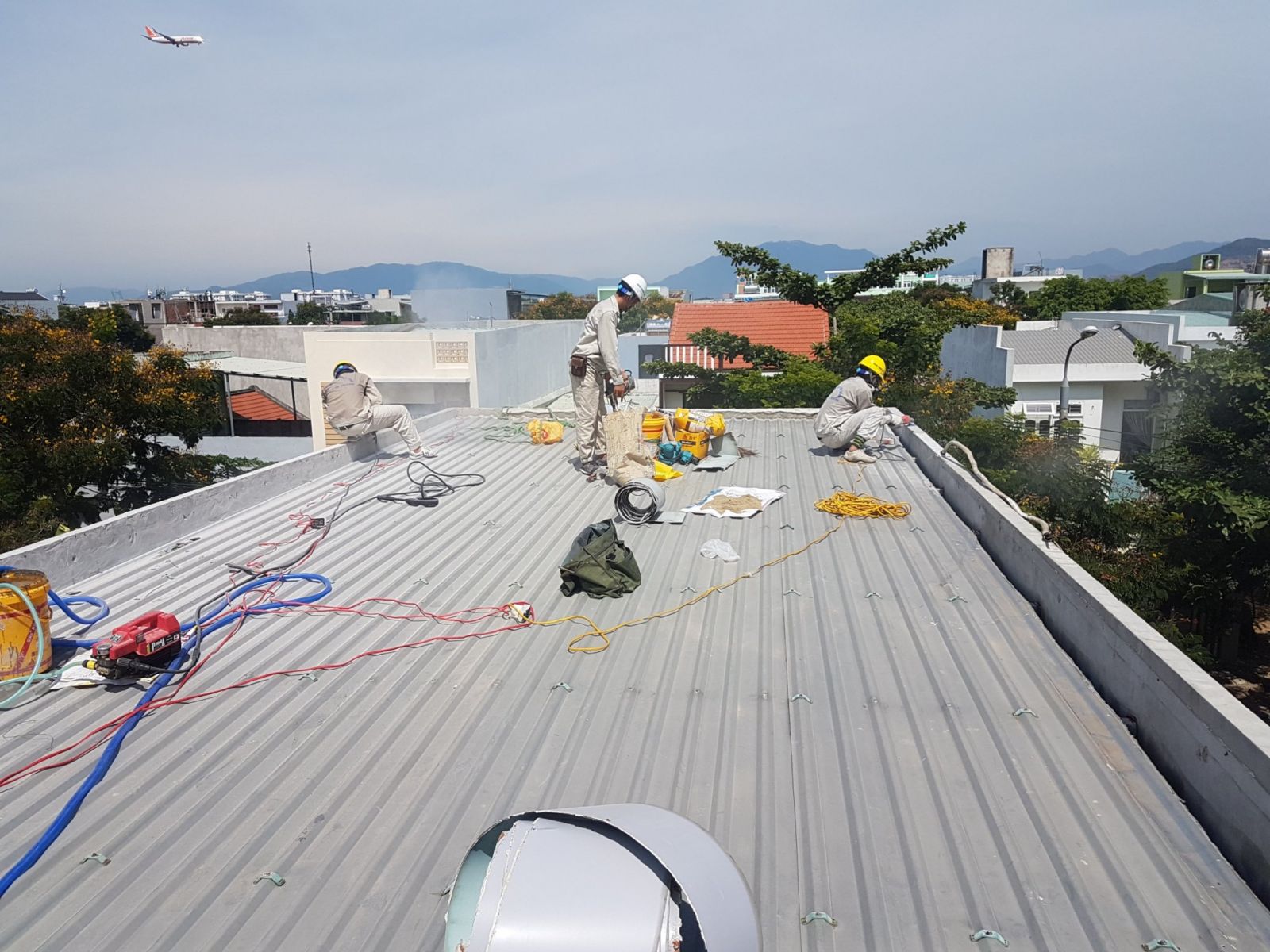 Có nên mua chất chống thấm giá rẻ hay không?