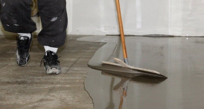 So sánh giữa vữa tự san phẳng và vữa xi măng truyền thống